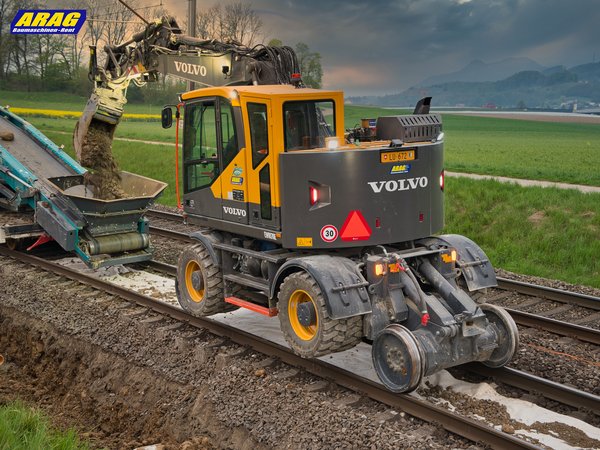 Schienenbagger profilfrei, Volvo Schienenbagger, Volvo Zweiwegebagger, Volvo Zweiwegebagger profilfrei, Zweiwegebagger mieten, Schienenbagger mieten, Volvo Zweiwegebagger mieten, Volvo Schienenbagger mieten, Volvo Zweiwegebagger mit Bioöl, Volvo Zweiwegebagger mieten mit Bioöl